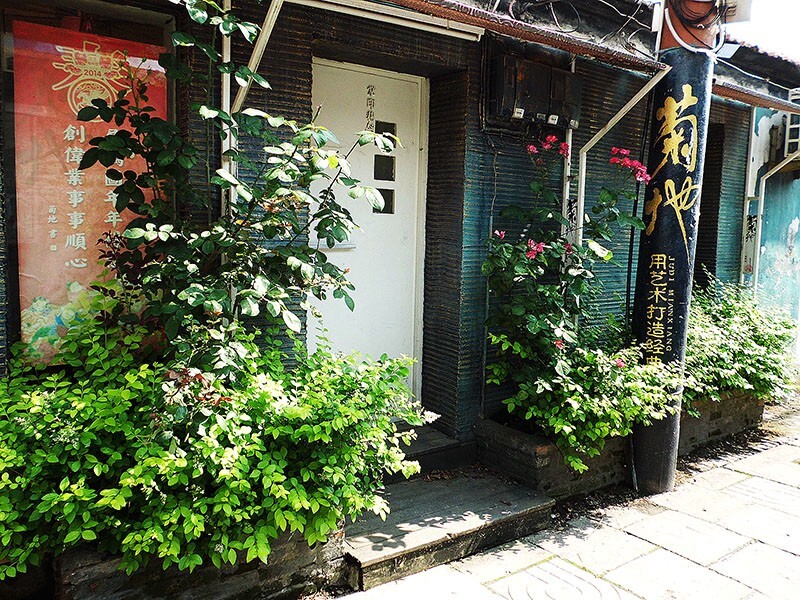 靠近街口的房子已经被人改造成了商店,有咖啡厅、花店、工艺品商店……