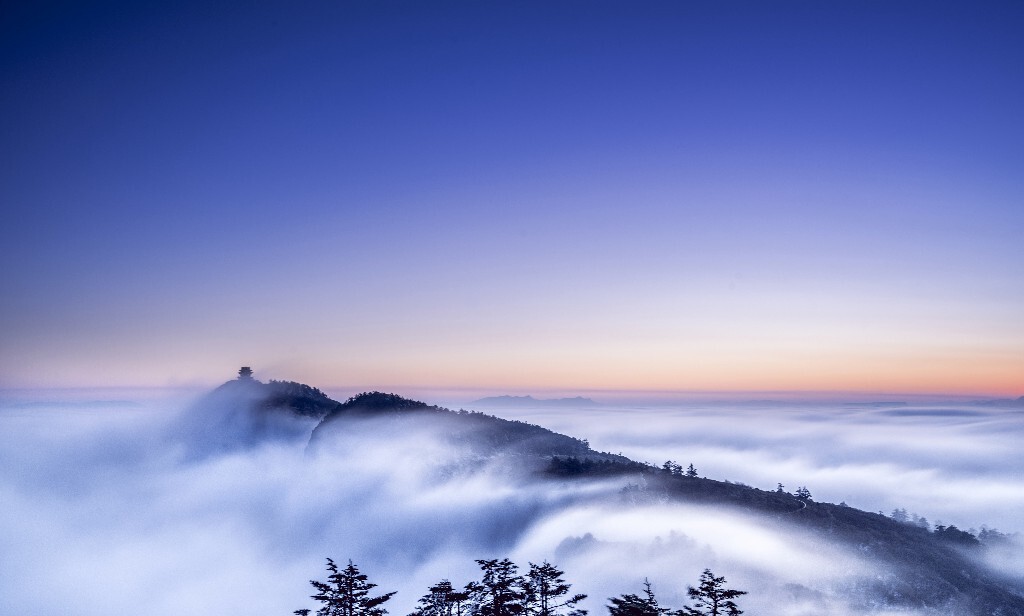 一月中旬和几个基友一起去峨眉，山下阴雨绵绵，飘着小雪，一上山豁然开朗，可惜的就是山顶的雪没能铺满，来的时间还早了一点，有时间再去撸一次