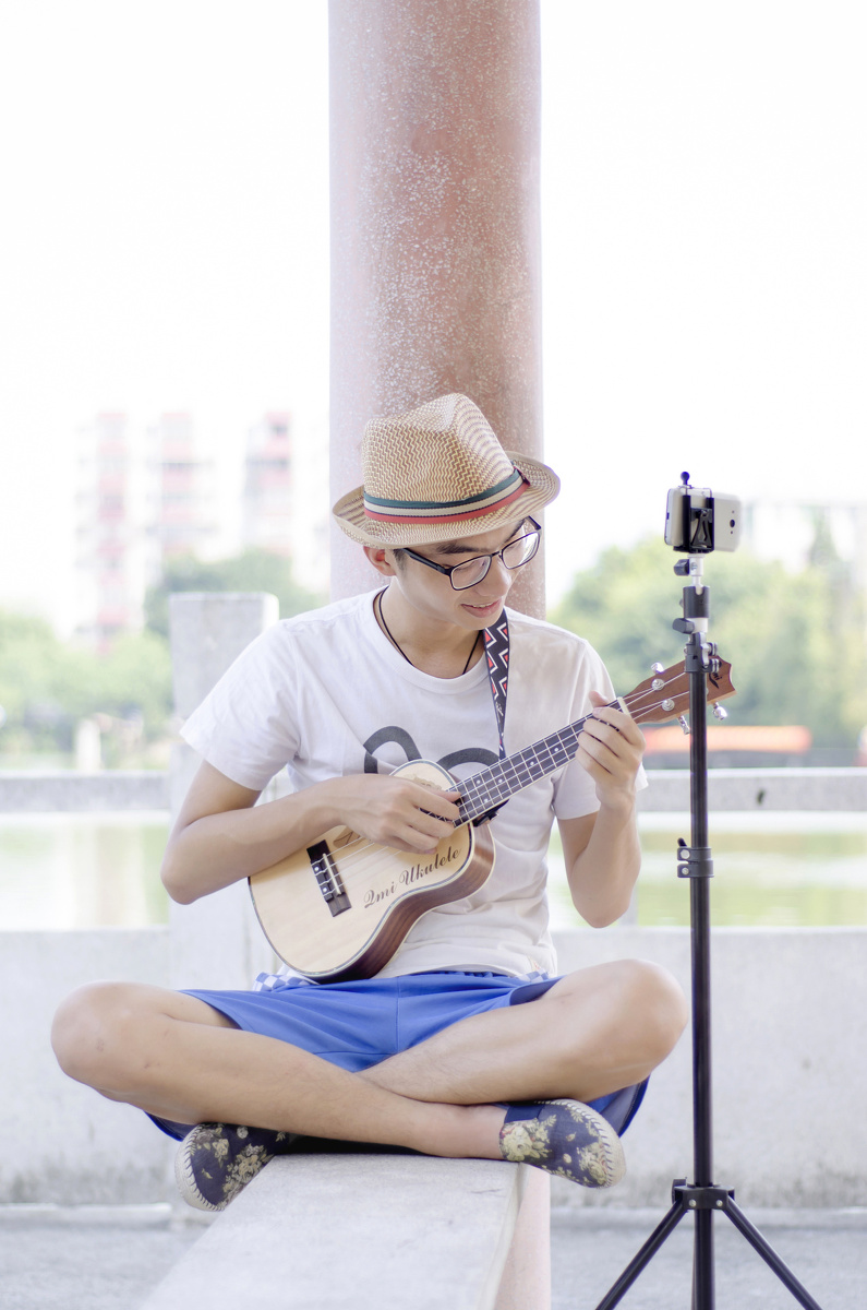 弹尤克里里的男孩