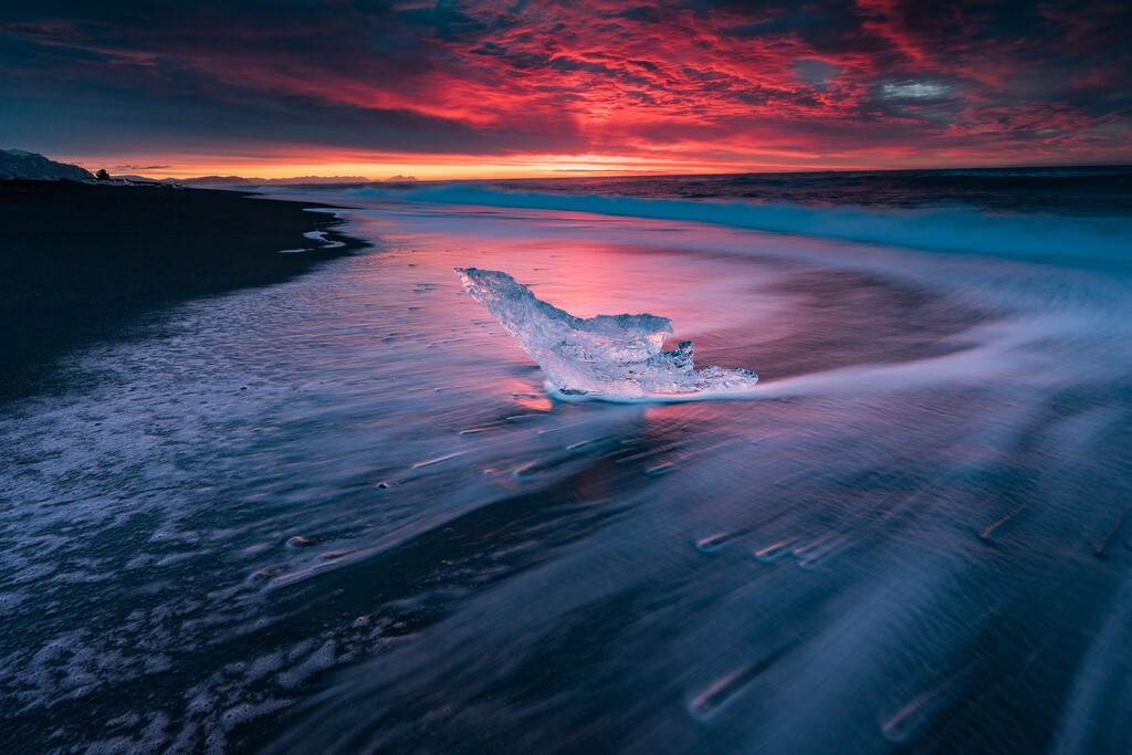 日出前冰島冰沙滩上的冰块