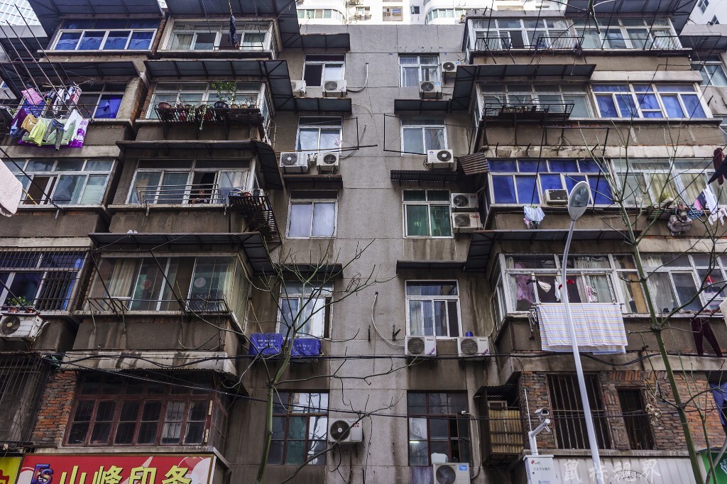 白天，边走边拍。