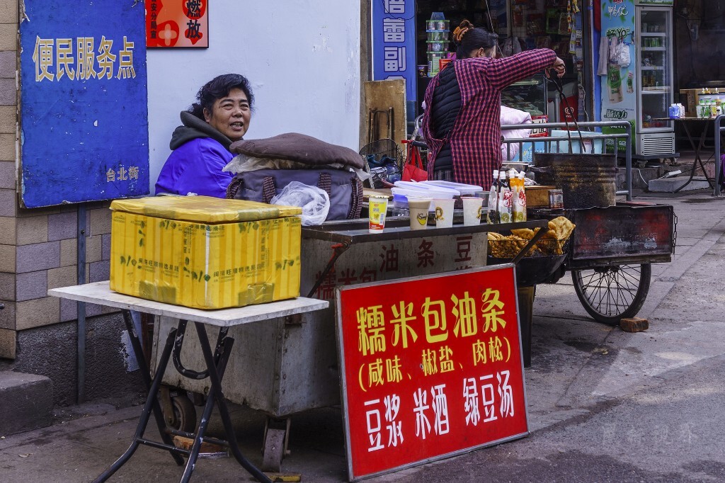 社区门口，路旁。